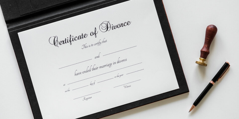 Picture of an empty divorce certificate with a stamp and pen